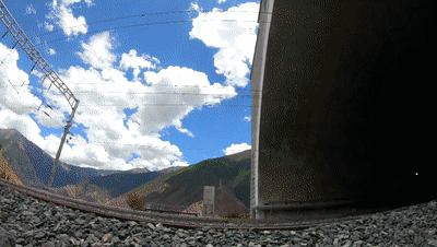△2021年6月25日，西藏首条电气化铁路拉林铁路建成通车，全线16次跨越雅鲁藏布江，建成47座隧道、121座桥梁。（总台记者李彭林拍摄）