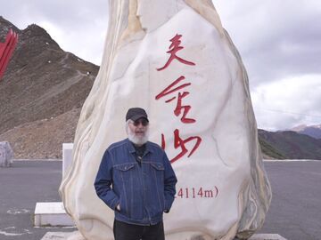 78岁美籍教授重走长征路，登上4114米雪山弹唱《七律·长征》