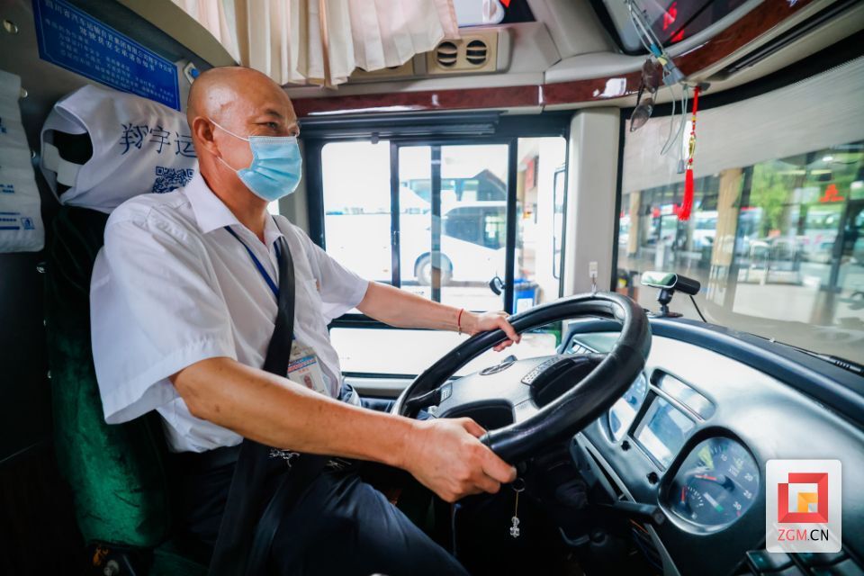 四川省汽車(chē)運(yùn)輸自貢集團(tuán)有限公司翔宇分公司甘德富。技術(shù)精湛，服務(wù)優(yōu)質(zhì)，作到了零事故、零投訴。新冠疫情期間，帶領(lǐng)駕駛員隊(duì)伍，克服困難，保證了自貢至成都運(yùn)營(yíng)線路的安全暢通。