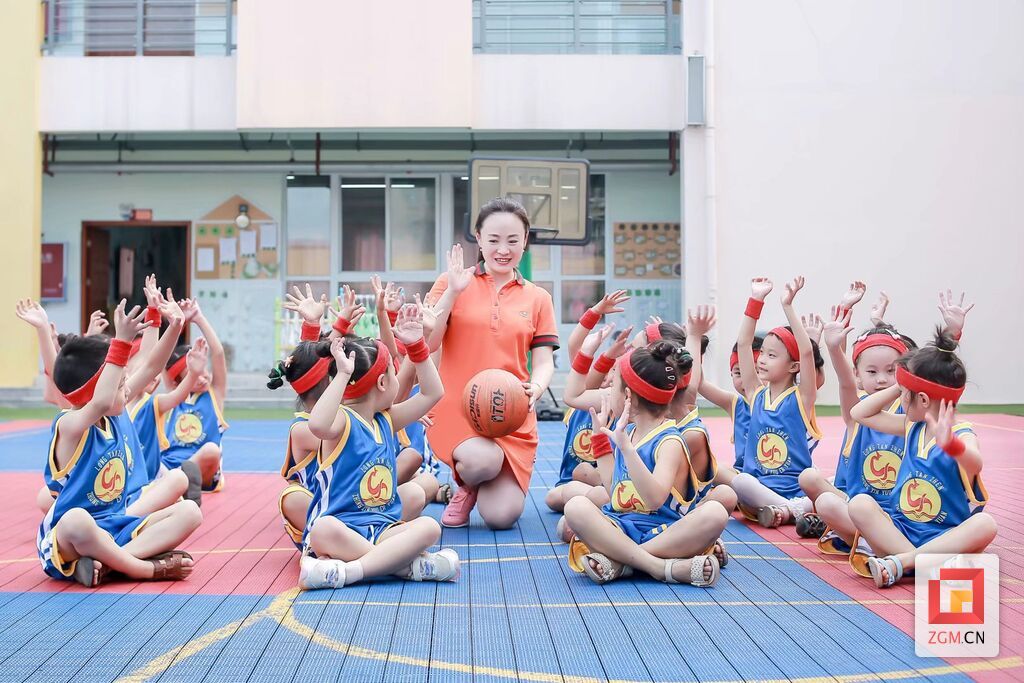 和孩子們?cè)谝黄?jpg