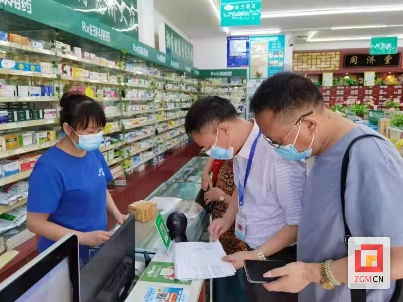 市市場監(jiān)管局工作人員對我市零售藥店開展督察檢查
