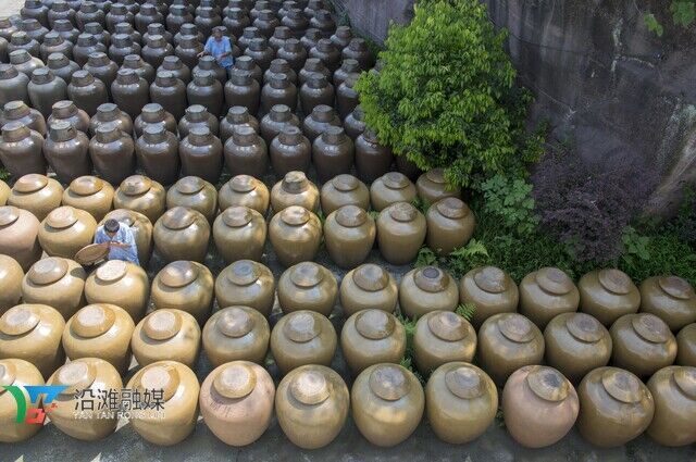 3.裝壇后的生醋醅經(jīng)過長(zhǎng)達(dá)300天以上的日曬夜露漸漸成熟，成為熟醋醅.jpg