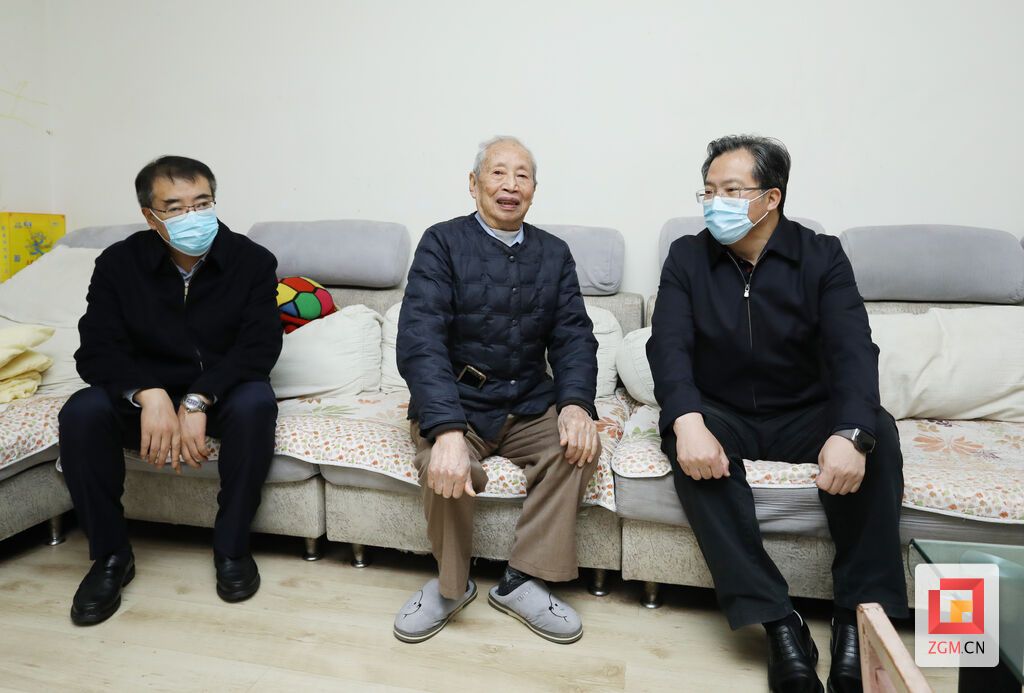 范波（圖右一）征求市人大常委會正廳級退休干部胡澤軒對黨代會報告意見建議