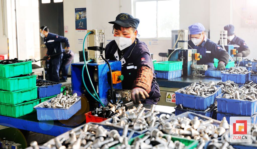 03 采掘工具线卡簧装配岗位.jpg