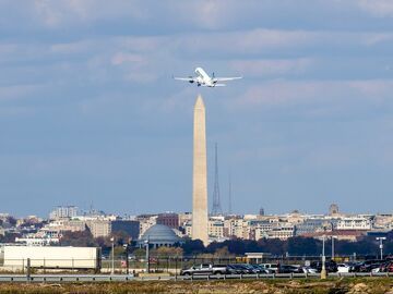 美国政府“停摆”乱象：机场削减运力、航司疲于应对、乘客叫苦不迭……