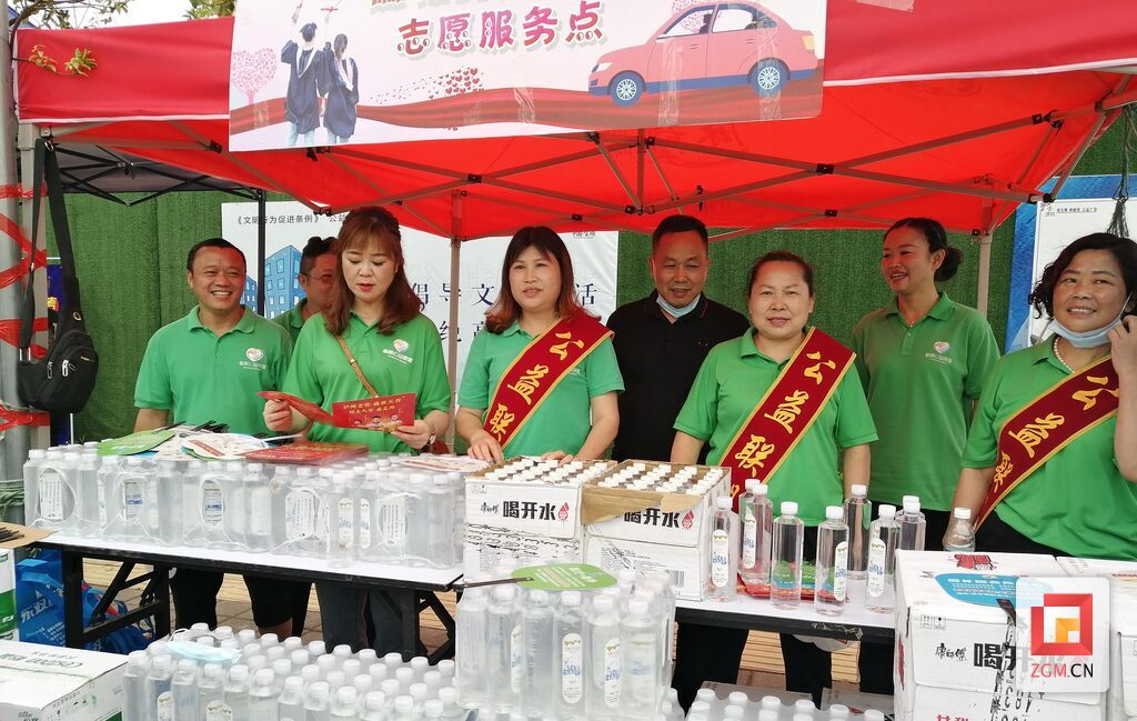 7日中午時(shí)分，富順公益聯(lián)盟志愿者們短暫休息后，提前到達(dá)各就各位，為考生服務(wù)。截至下午2點(diǎn)，該公益組織已投入愛心送考車輛50輛，服務(wù)志愿者200多人次。