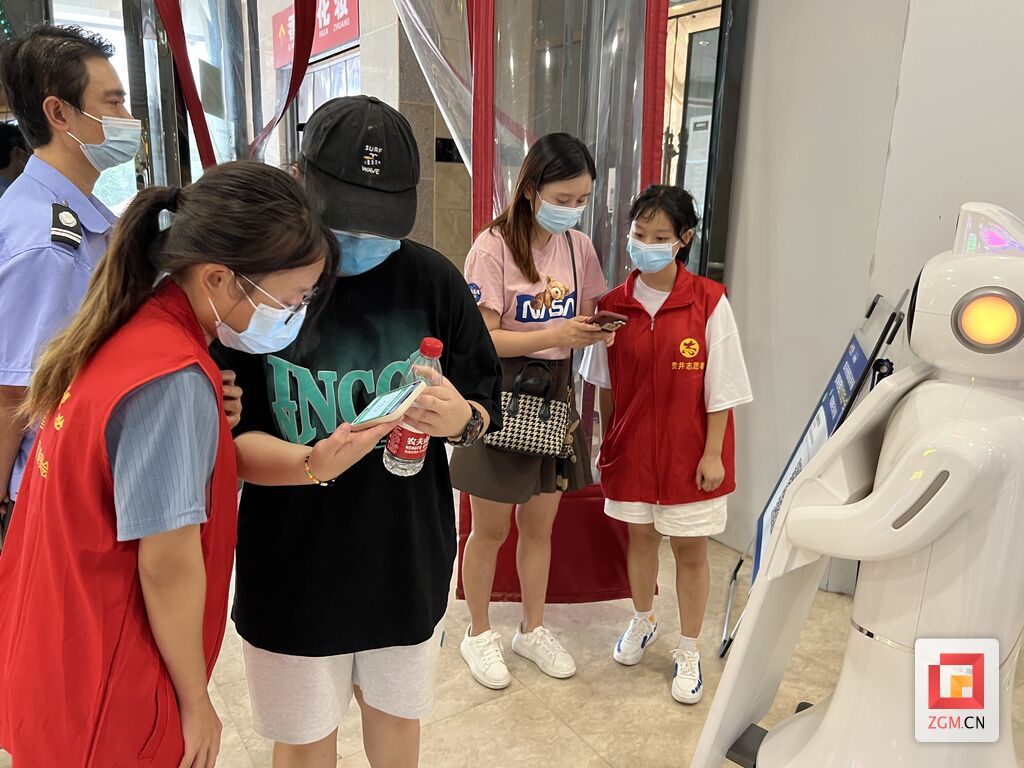 商超門口值守的青年志愿者.jpg