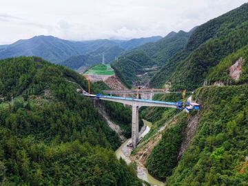 西渝高铁向阳二号隧道贯通