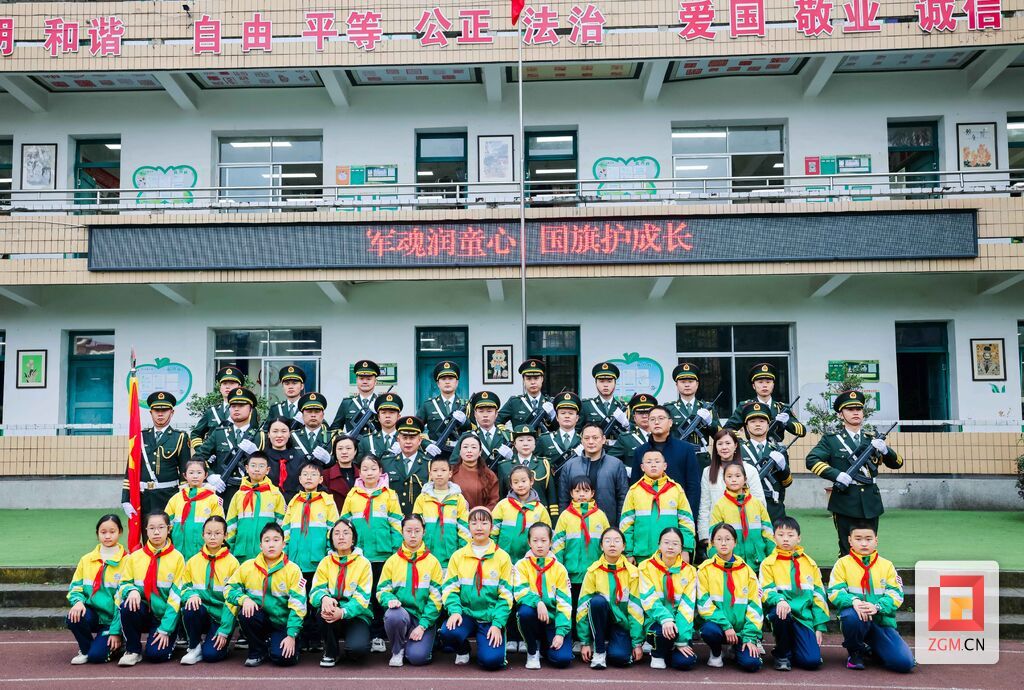 退役军人与师生合影 记者 宋姿熠 摄.jpg