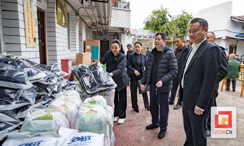 为老人准备慰问品 记者 叶卫东 摄.jpg