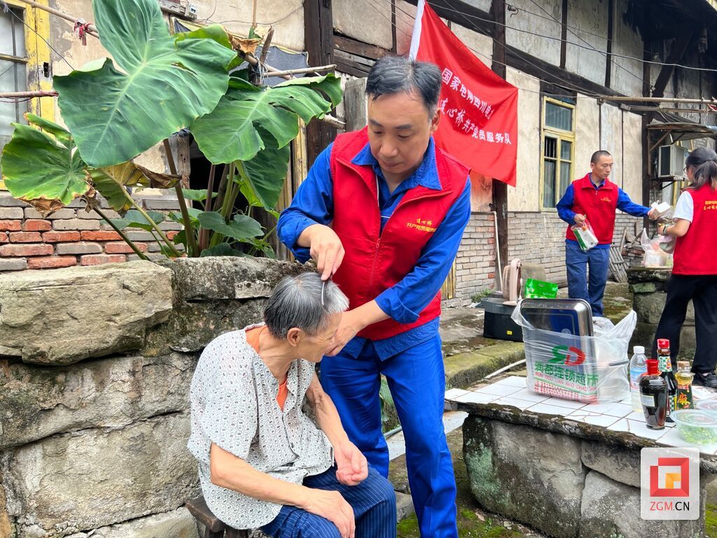 共產(chǎn)黨員服務(wù)隊隊員長期堅持關(guān)愛獨居老人.jpg