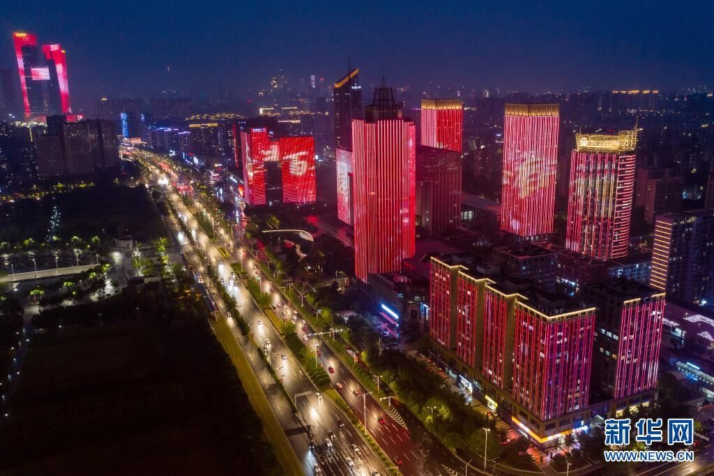 这是6月25日在南京市河西新城中轴线拍摄的庆祝建党百年主题灯光秀（无人机照片）。新华社记者 李博 摄