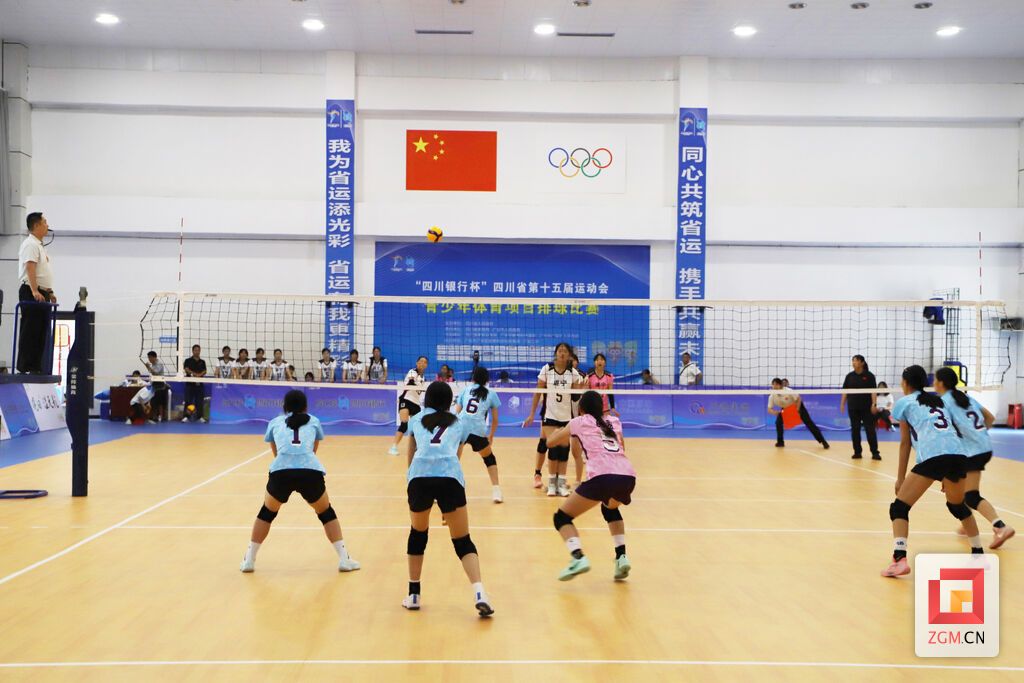 荣县中学女排队员在广安二中比赛 记者 陈凡逸 摄.JPG
