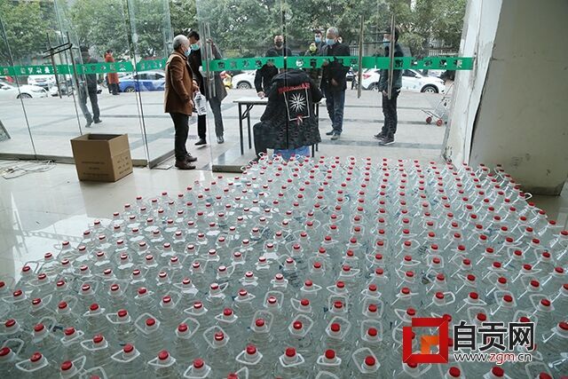 發(fā)放酒精.jpg