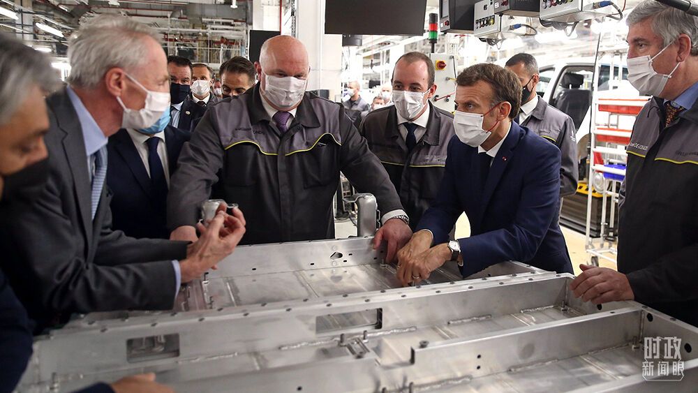 △2021年6月28日，马克龙（右二）在参观法国北部城市杜埃附近的工厂时，对中国企业将在这里投资建设电池工厂表示欢迎。（图/视觉中国）