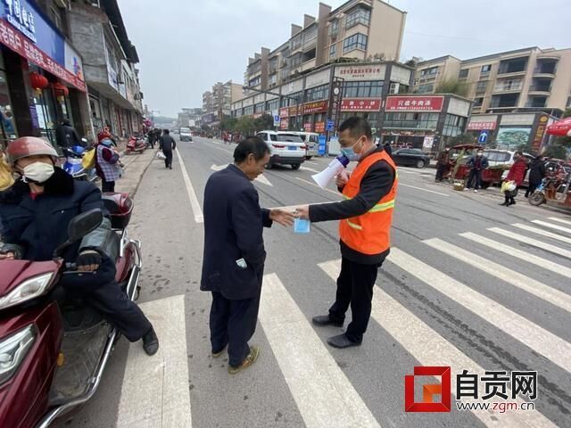 廖凱將自己口罩送給群眾.JPG