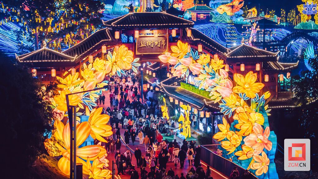 眼街灯市让游客在移步换景间，感受自贡彩灯的独特魅力 记者 宋姿熠 摄.jpg