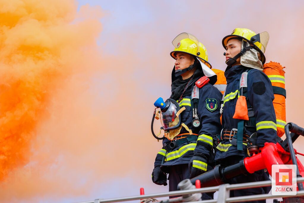 消防员在贡井区消防救援大队开展模拟火场浓烟救援演练