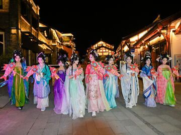 釜溪揽月 彩灯传韵 自贡特色文旅点亮中秋佳节