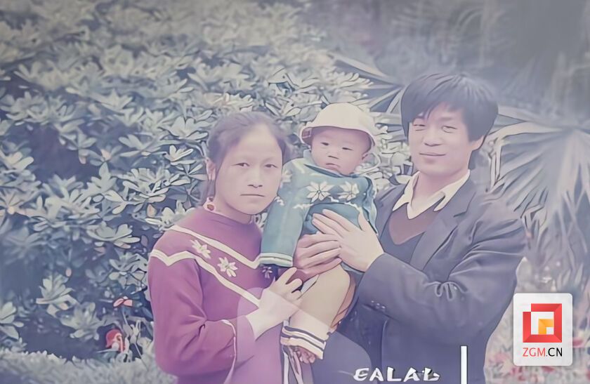 甘宇翼与父母 记者 周朋 翻拍.jpg