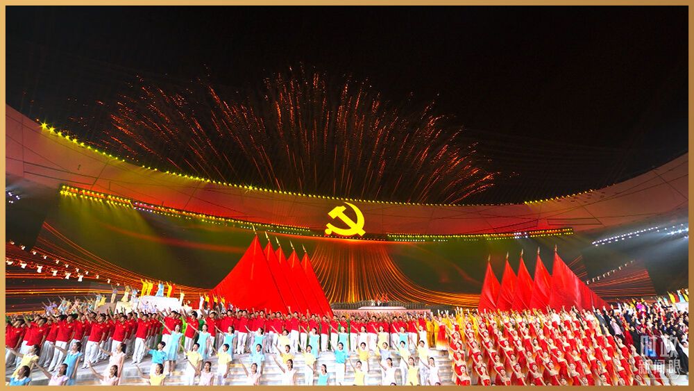 △庄严升起的金色党徽