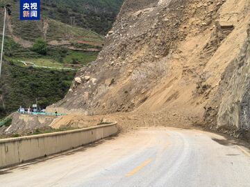 G227线四川稻城香格里拉段突发塌方 交通中断