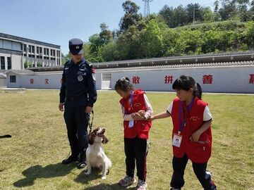 自贡小记者走进警犬基地探访“忠诚卫士”风采