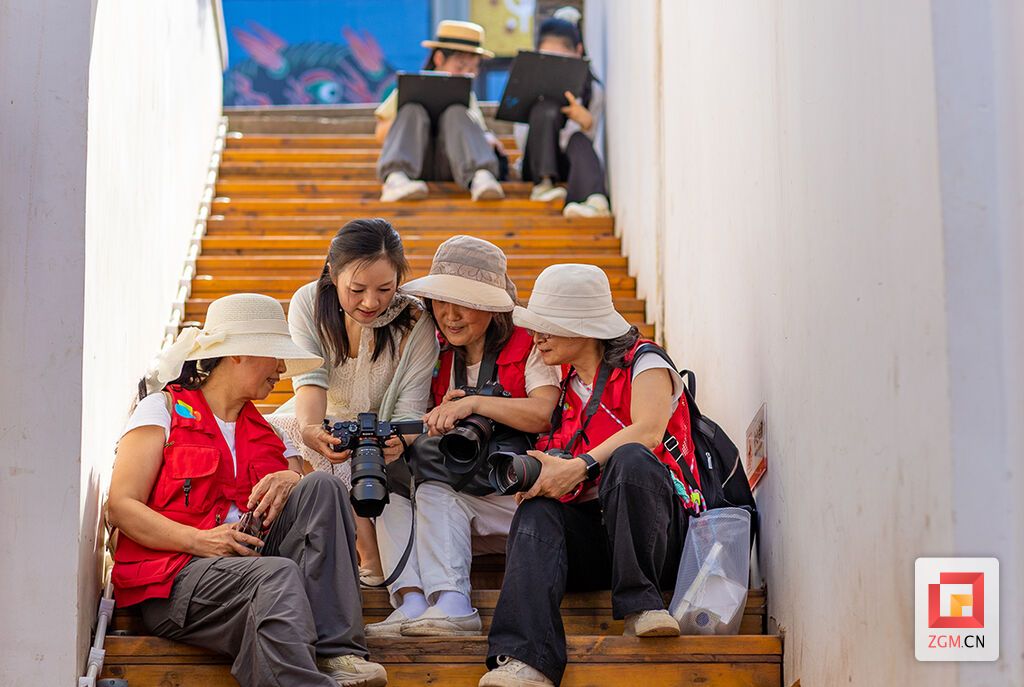 观看作品 记者 叶卫东 摄.jpg