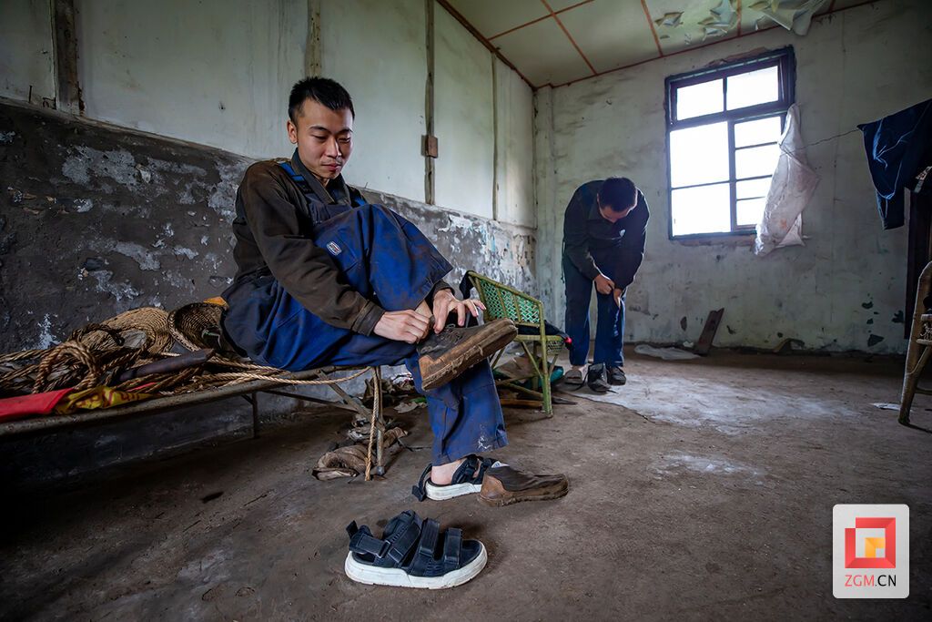 攀上天车之前,辊工换上千层底布鞋,鞋底软实不打滑,这是盐场高空作业代代沿袭的劳保老讲究。 记者 叶卫东 摄.jpg