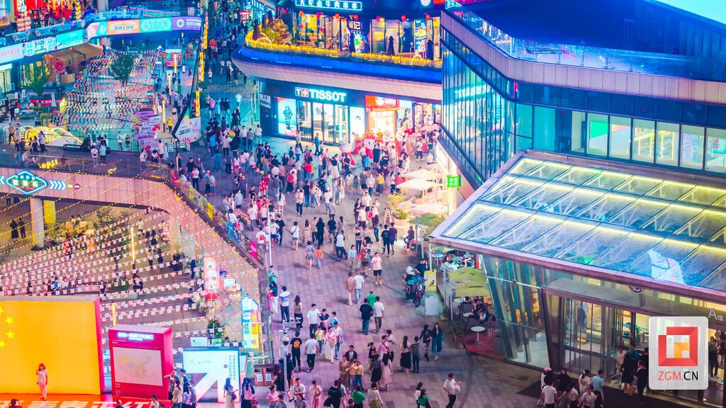 商业街区光影交错,市民漫步其中感受商圈魅力 记者 宋姿熠 摄.jpg