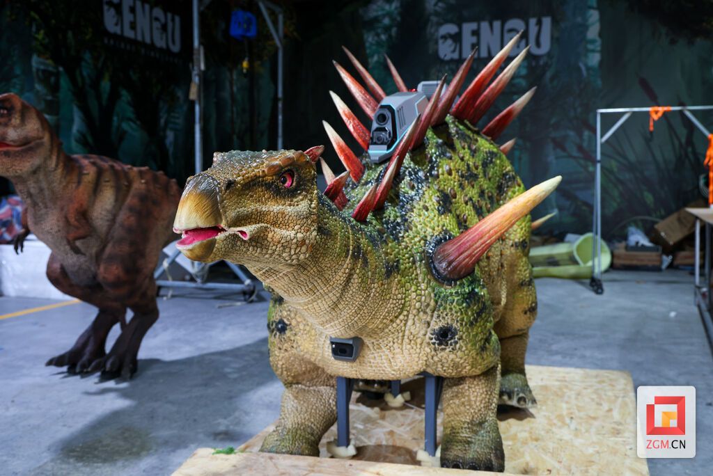 亘古龙腾与自贡引进的人工智能龙头企业“优必选”合作研发的智能仿真四足恐龙.JPG