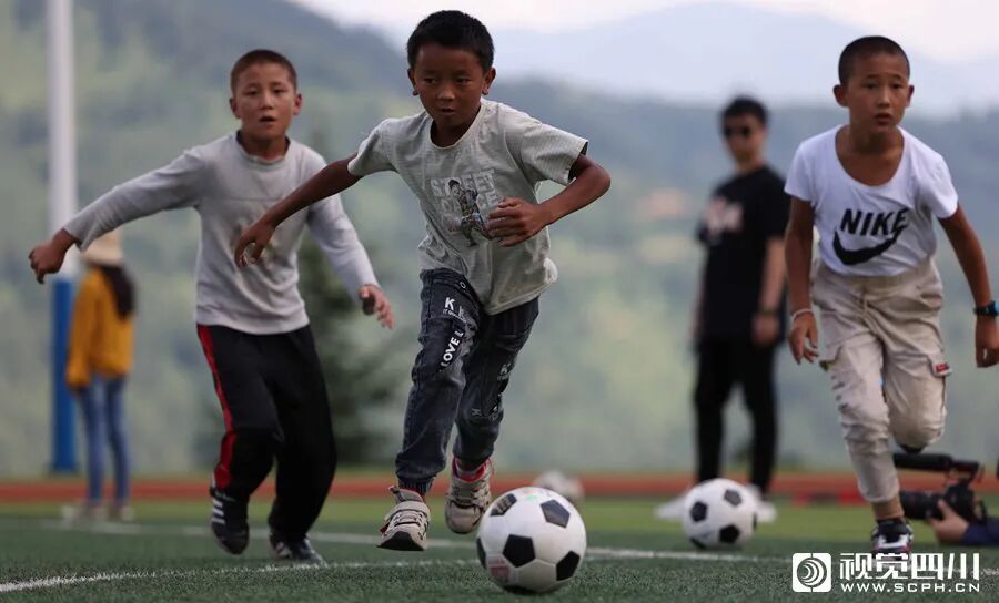 凉山螺髻山铁道兵希望学校的孩子们快乐踢球。川观新闻记者  尹钢 摄