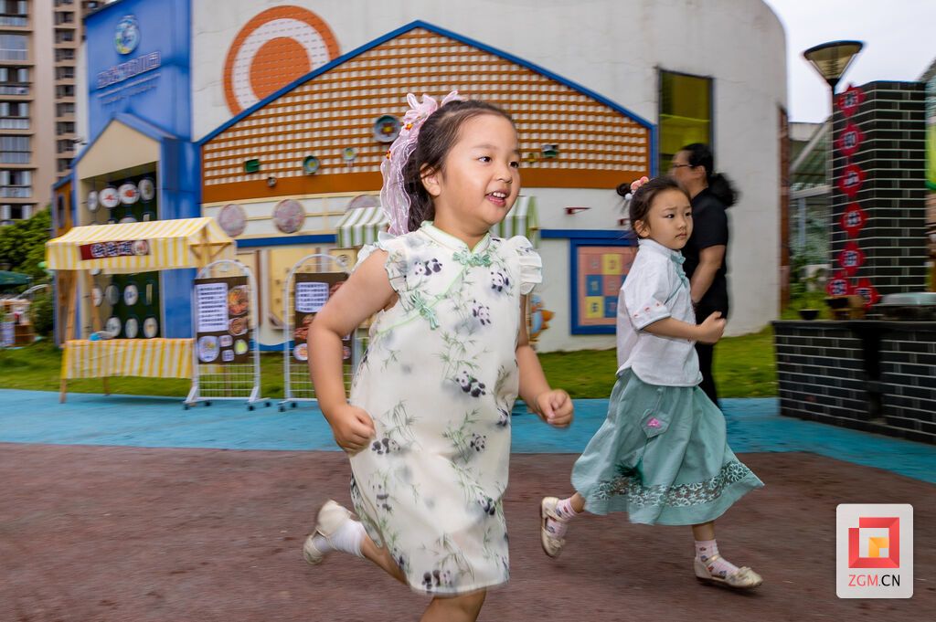 高新区卧龙湖幼儿园庆六一 记者叶卫东摄.jpg