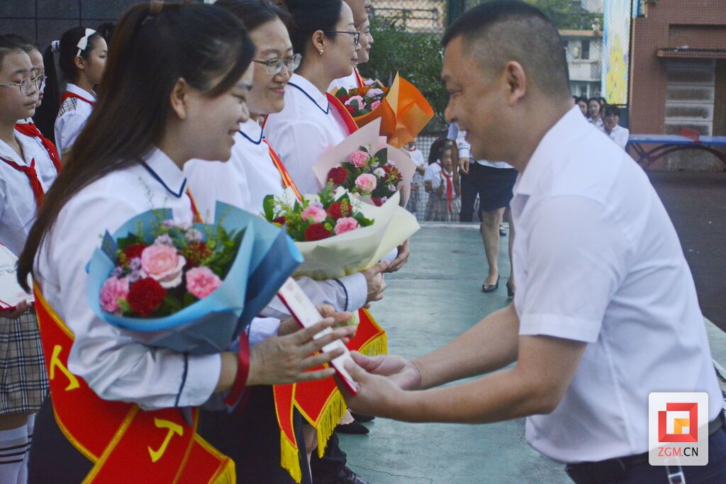 李波副书记为十佳园丁颁奖.JPG