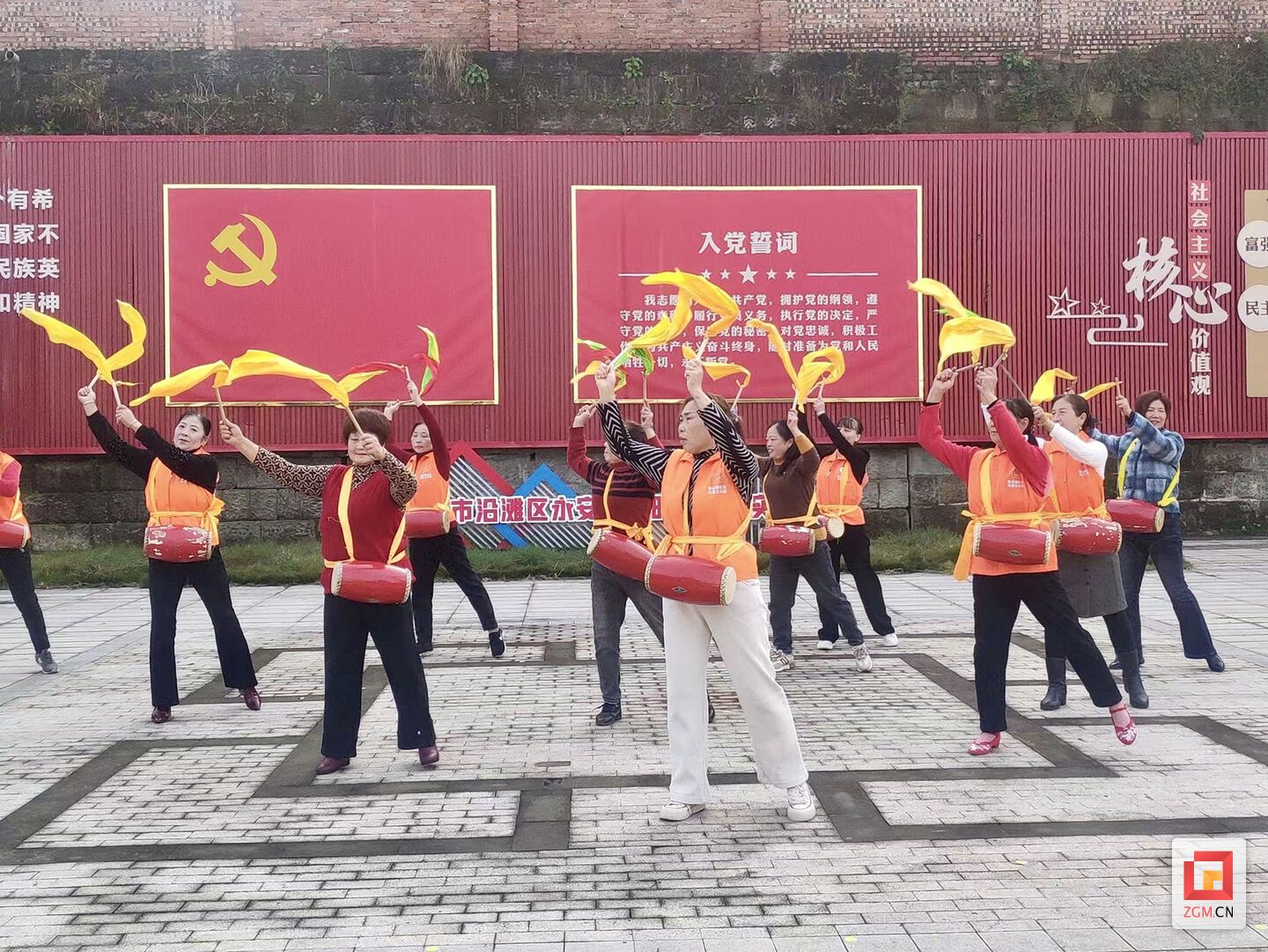 敲起来舞起来！ 传统腰鼓及军鼓培训活动走进沿滩区永安镇鳌头铺社区 - 自贡网 - 在这里，读懂盐都