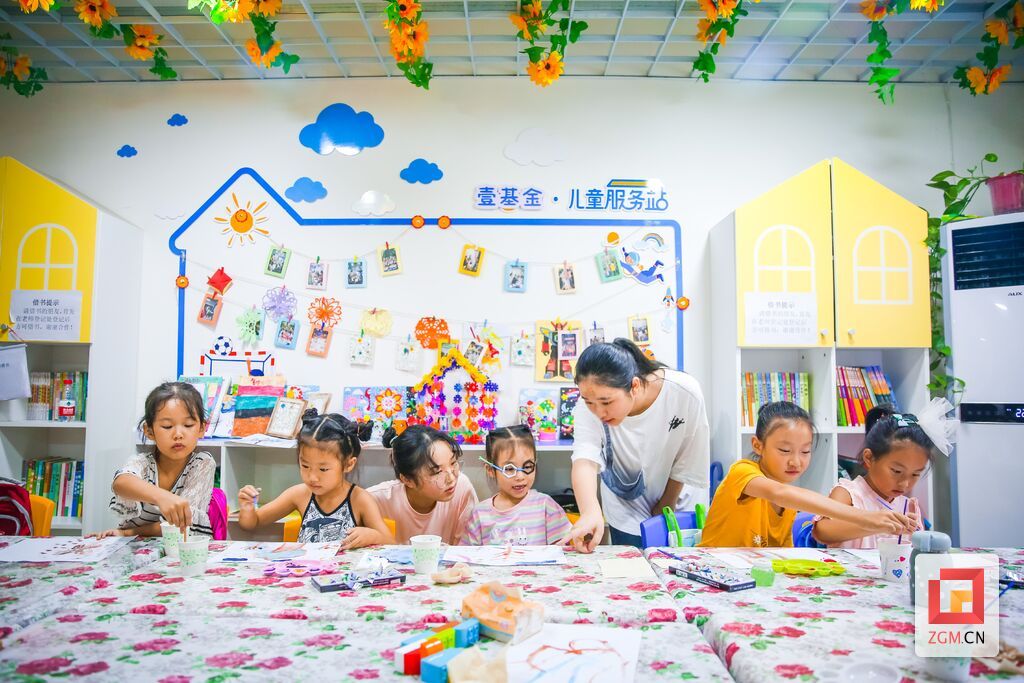 兒童服務(wù)站的志愿給小朋友們指導(dǎo)繪畫+(2).jpg