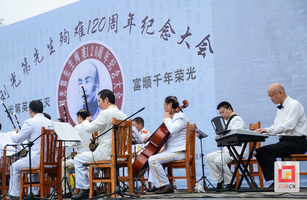王正冶(右一)参与《君子颂演奏》.jpg