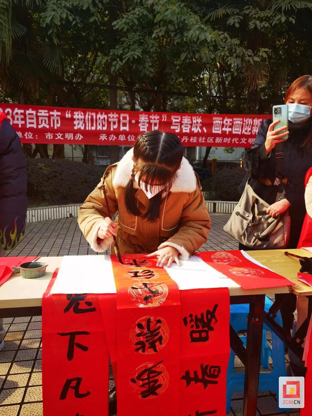 為市民書寫春聯(lián).jpg