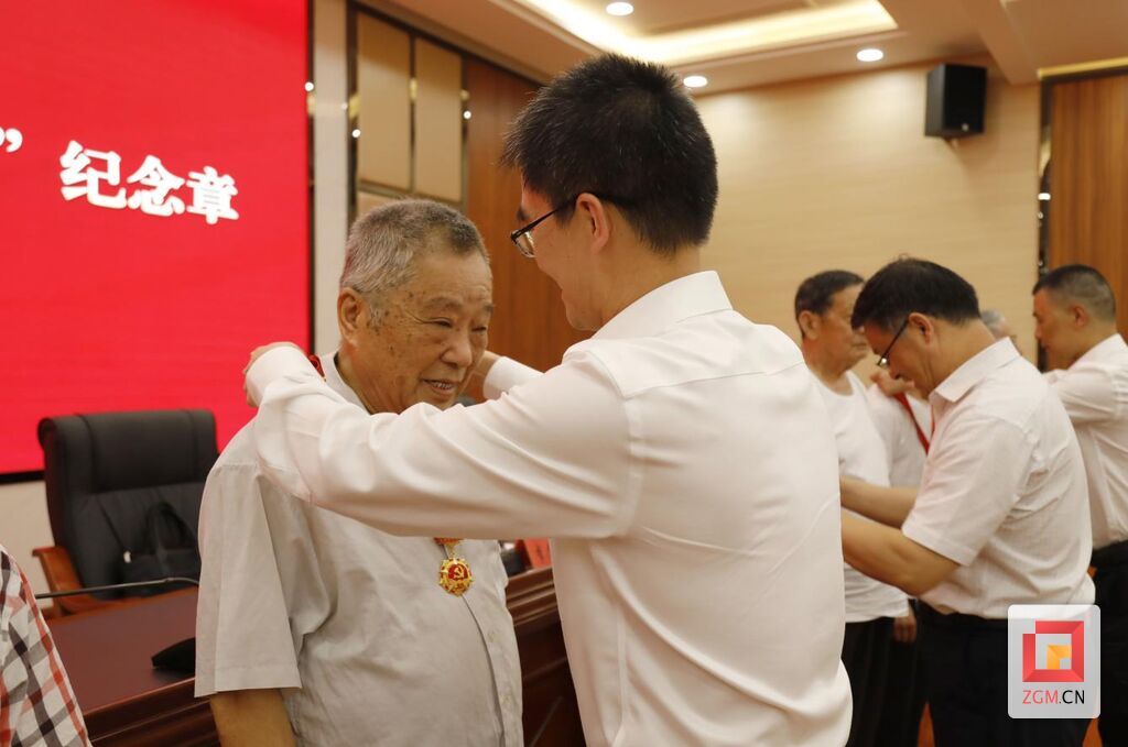 向老黨員發(fā)放“光榮在黨50年”紀(jì)念章