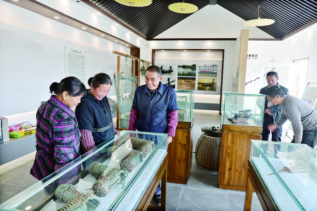 居民参观“渔岸记忆馆” 顾俊 摄.jpg