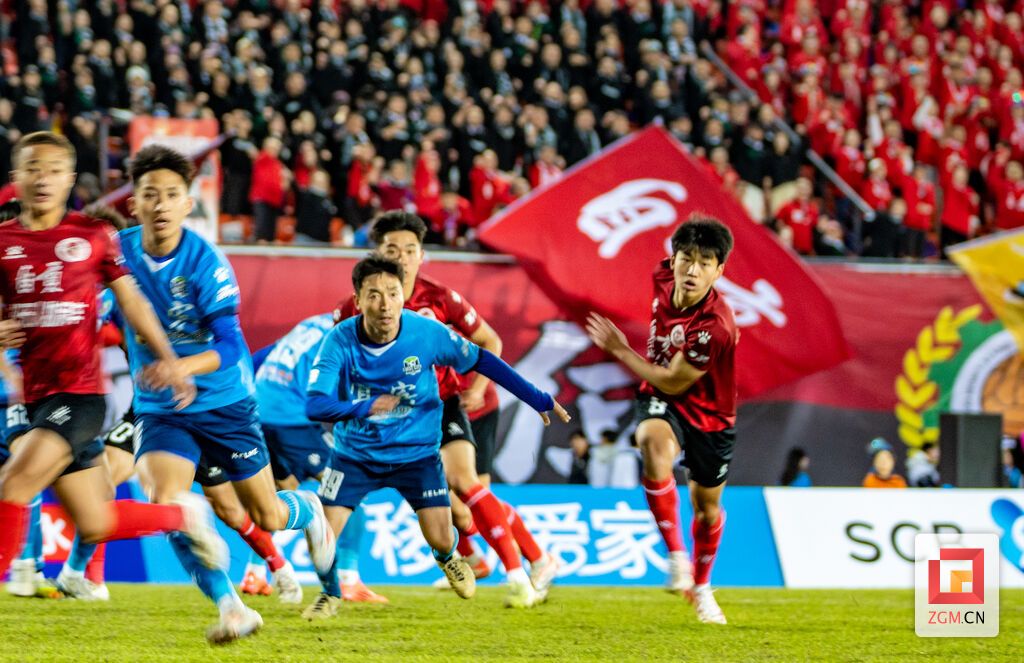 球员们在球场上奋力拼抢 记者 叶卫东 摄.jpg