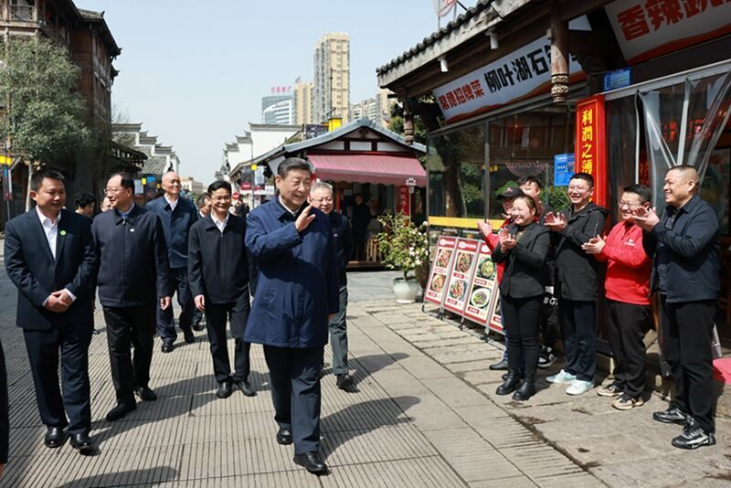 2024年3月19日上午,,習(xí)近平在常德河街考察時(shí),同店主和游客親切交流,。新華社記者 王曄 攝