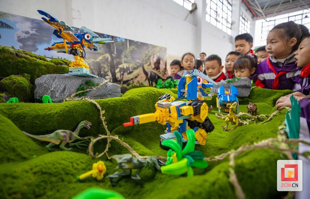 参观科技场景 记者 叶卫东 摄.jpg