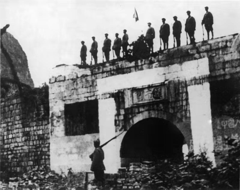 图：1949年12月11日18时30分，解放军第39军115师343团占领镇南关，将红旗插上关楼。图片由左江日报社提供
