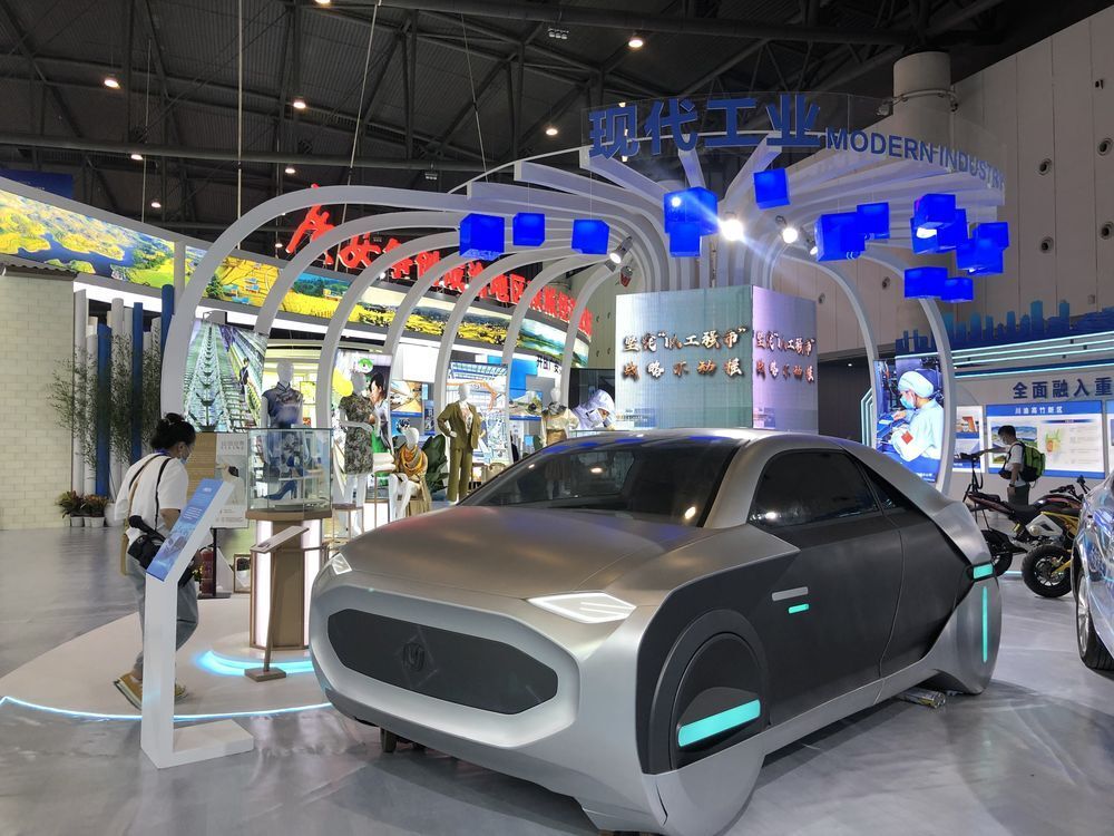 这是成渝地区双城经济圈合作馆内的新能源概念车。新华社记者董小红摄