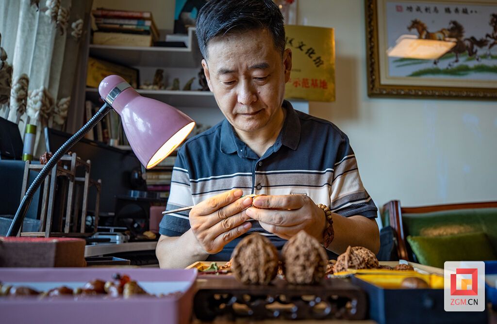 2.赵巨涛在雕刻创作.jpg