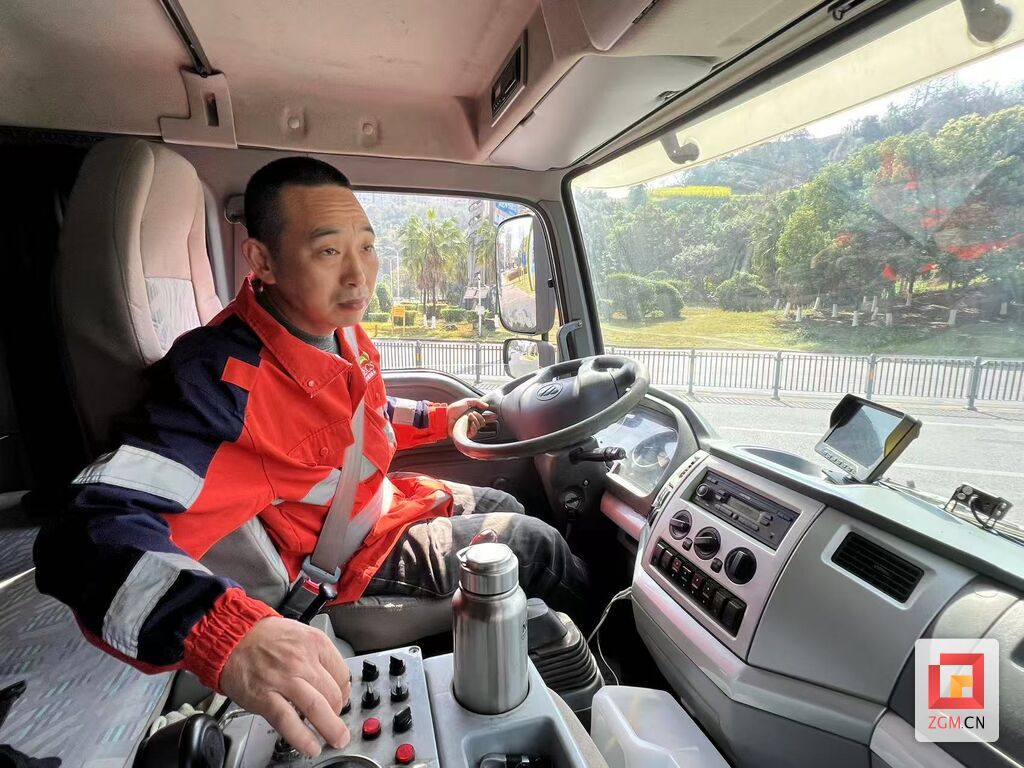 认真操作的洒水车司机 记者 陈行 摄.jpg