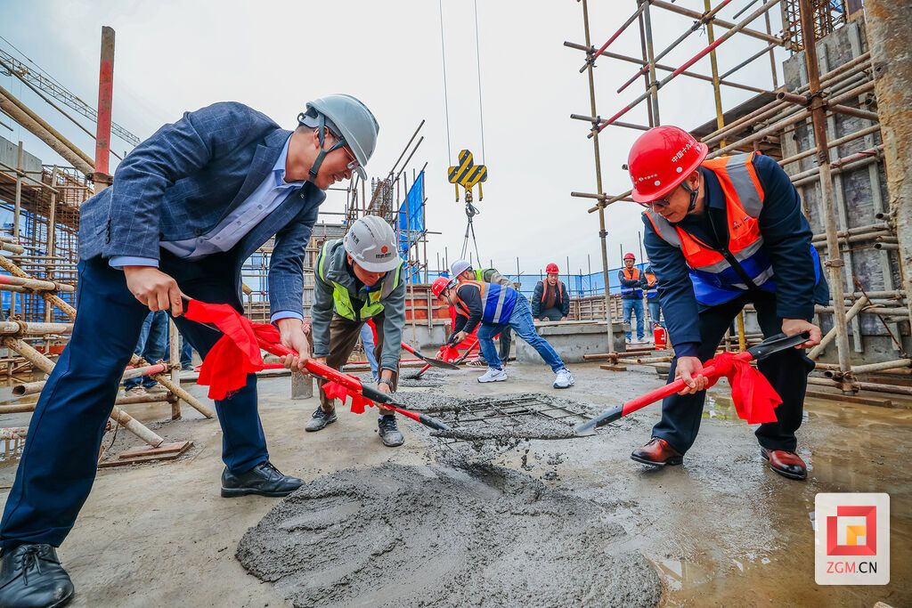 浇筑最后一方混凝土 记者 宋姿熠 摄.jpg