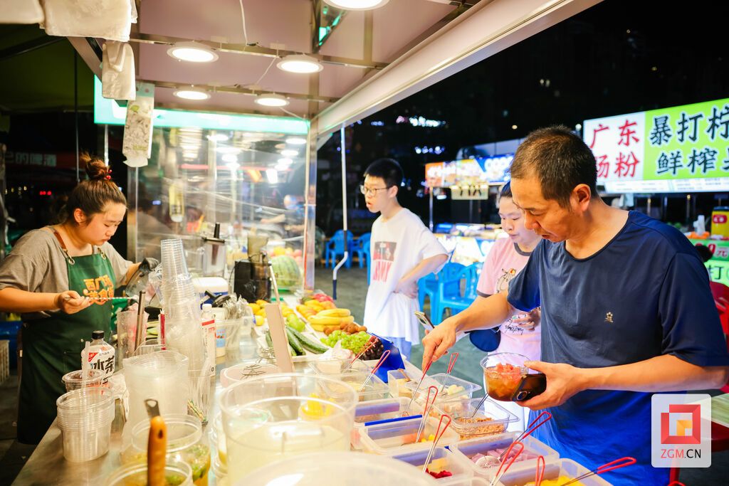 鲜果配料整齐摆放,夜市处处藏着治愈人心的烟火美味 记者 宋姿熠 摄影.jpg