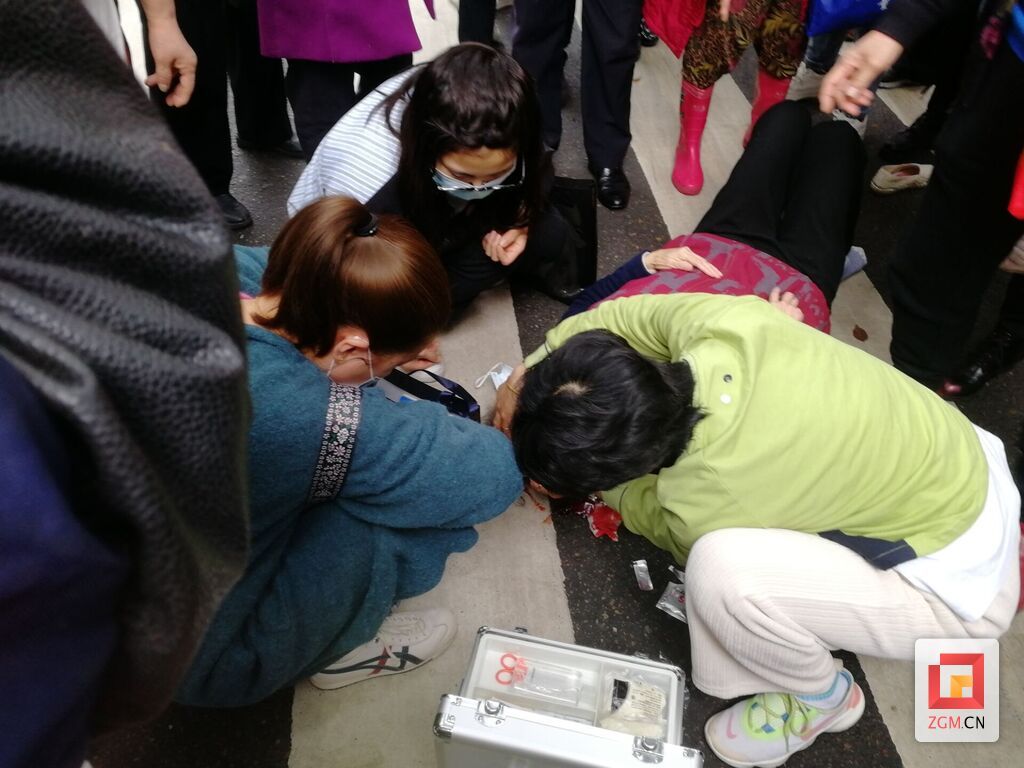 图：郑茂莉（右）为老人检查伤口